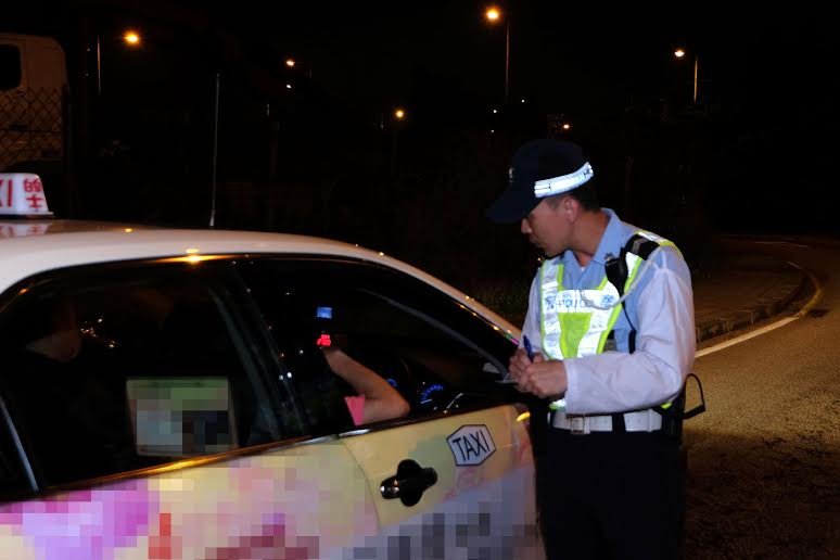 警員進行截查車輛