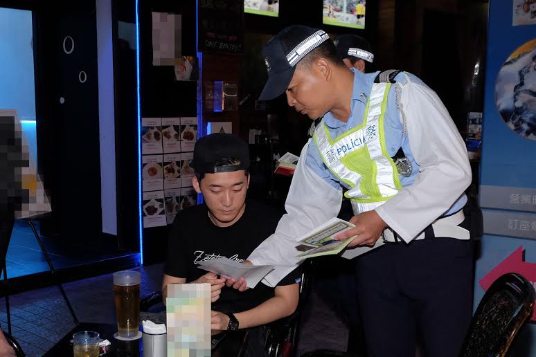 警員在酒吧派發宣傳品