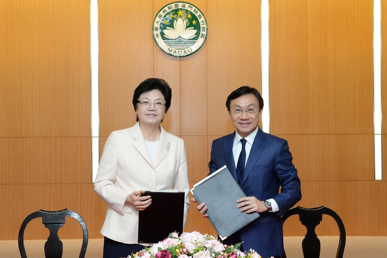 李斌主任、譚俊榮司長簽約後合照