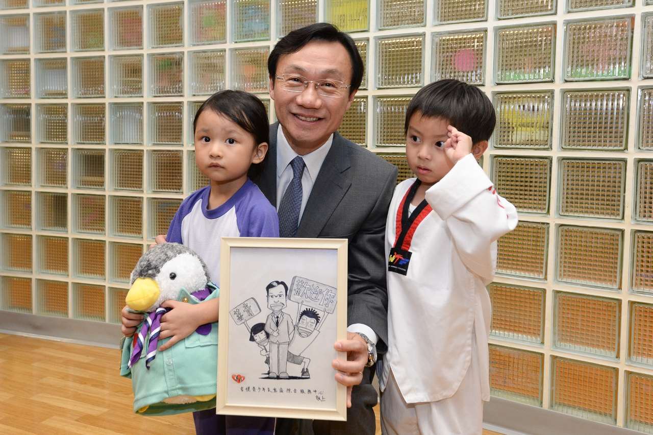 譚俊榮司長探訪長者及青少年服務中心