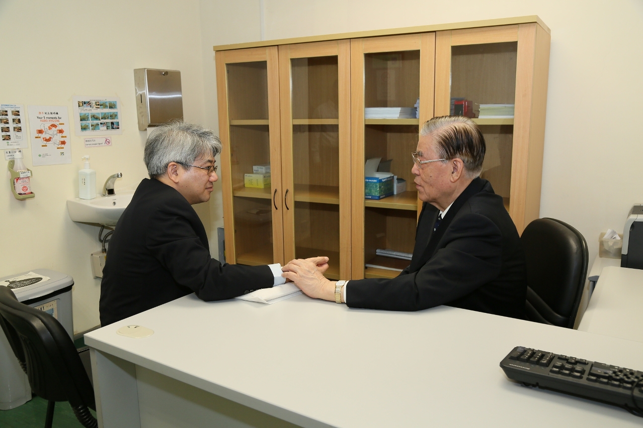 Dr. Lei ChinIon, Director dos Serviços de Saúde,foi atendido pelo grande mestre de MTC Professor Chao Enxiang numa sessão de aconselhamento de saúde