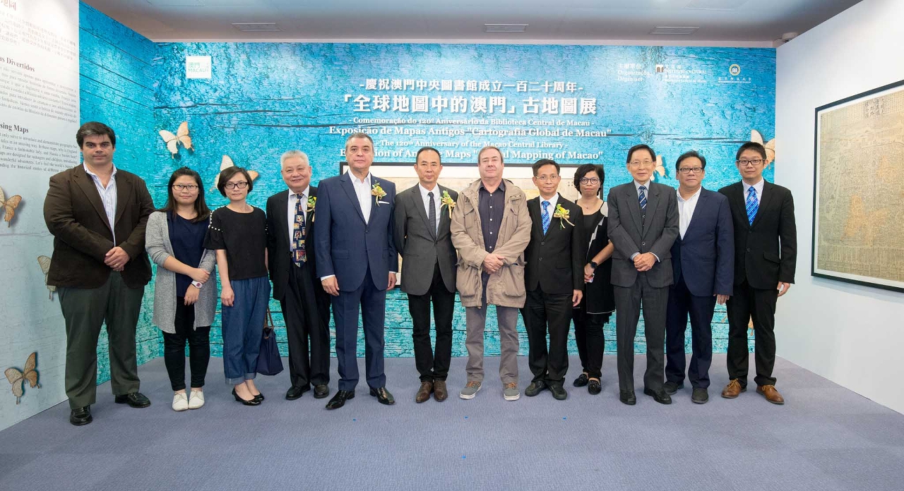 Group photo with the guests.