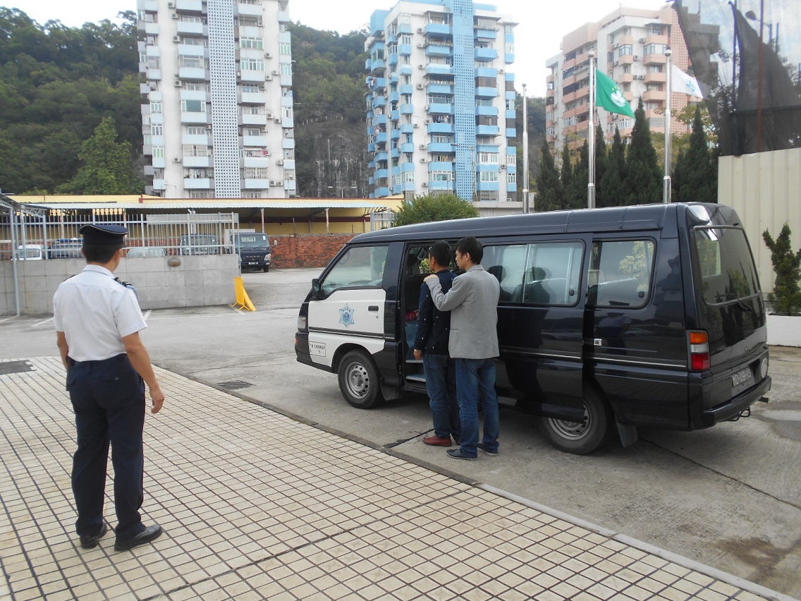 兩名男非法入境者在海關總部調查後準備移送治安警察作進一步處理。