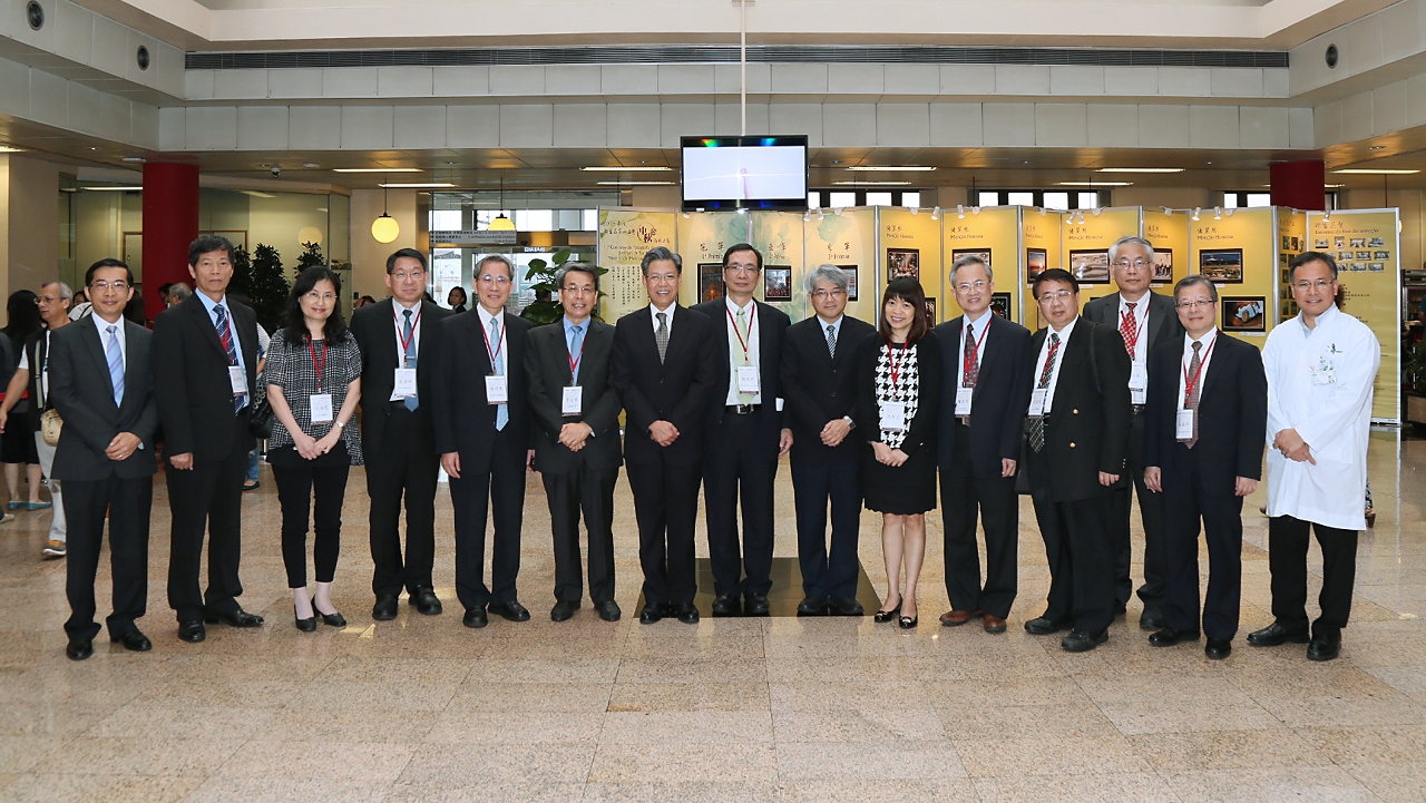 Foto da delegação de alto nível do sector de saúde de Taiwan com os representantes dos Serviços de Saúde no CHCSJ