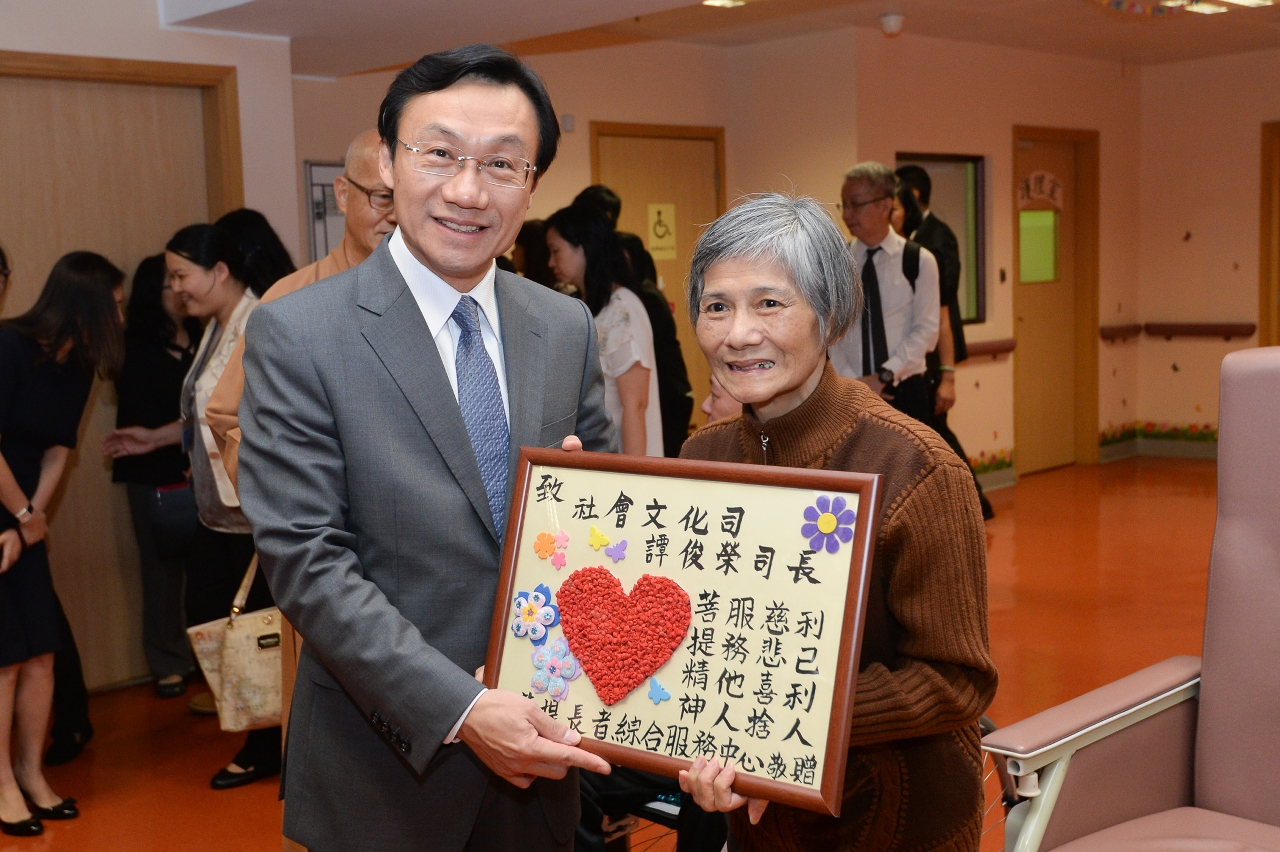 譚俊榮司長探訪長者及青少年服務中心