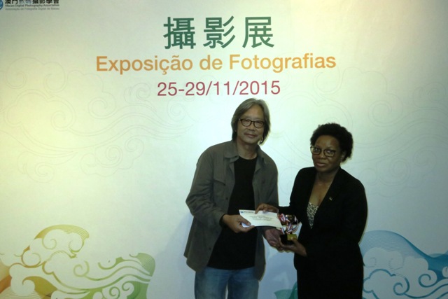 Entrega de prémio pela Delegada de Moçambique junto do Secretariado Permanente do Fórum de Macau, Dra. Francisca Reino