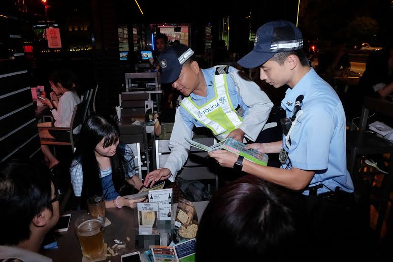 治安警察局人員在酒吧向市民及旅客講解交通安全訊息