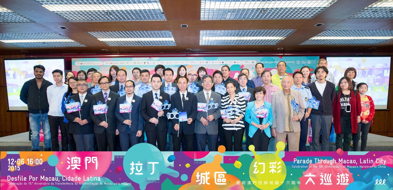 Group photo with the guests, two illustrators and representatives of participating groups.