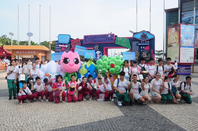 A DSPA organiza a actividade intitulada “As Mascotes da Direcção dos Serviços de Protecção Ambiental acompanham-te durante o Festival de Gastronomia”, proporcionando aos alunos uma interessante aula pedagógica sobre protecção do ambiente.