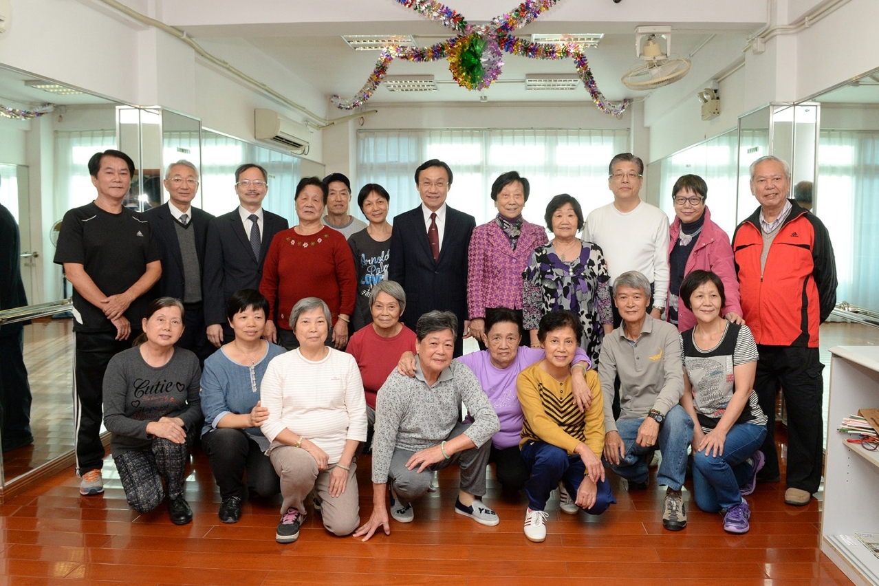 譚俊榮、曹其真與參加康樂活動的長者合影