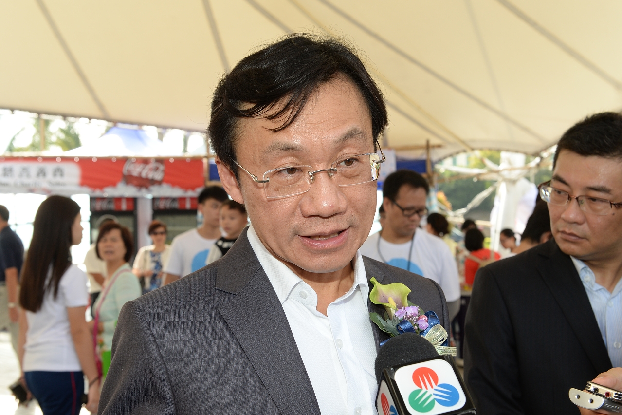 Secretary for Social Affairs and Culture, Mr Tam Chon Weng, meets the press.
