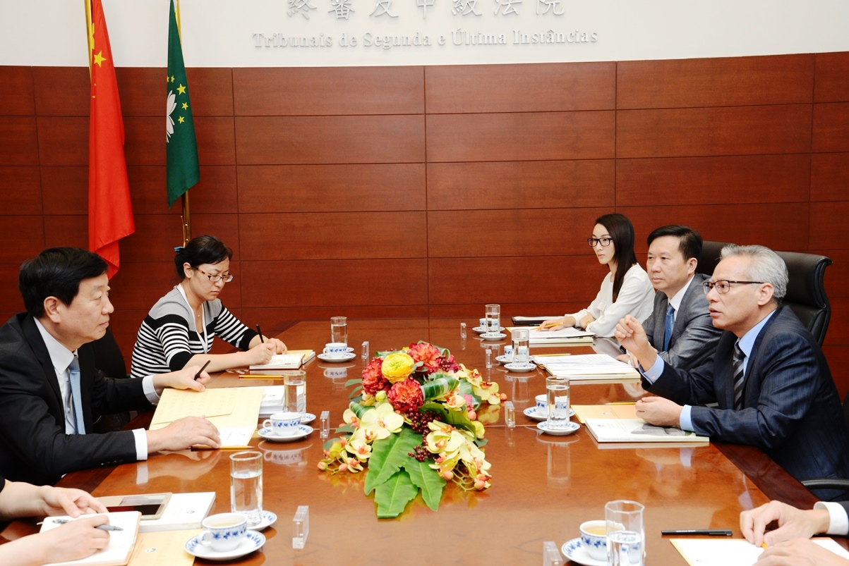 O Presidente do Tribunal de Última Instância, Dr. Sam Hou Fai, apresenta aos visitantes o funcionamento dos tribunais da R.A.E.M.