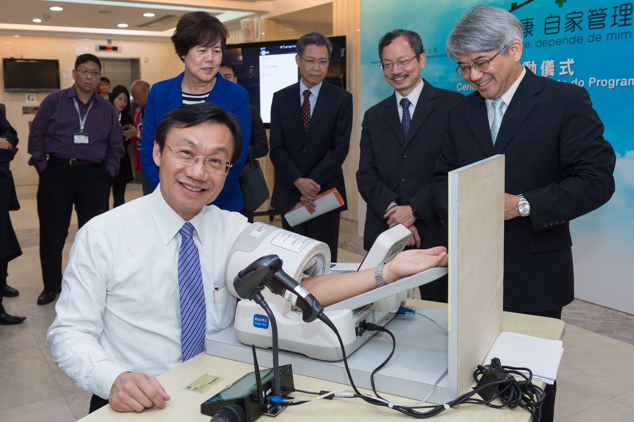 Dr. Alexis Tam experimenta auto-medição de pressão arterial
