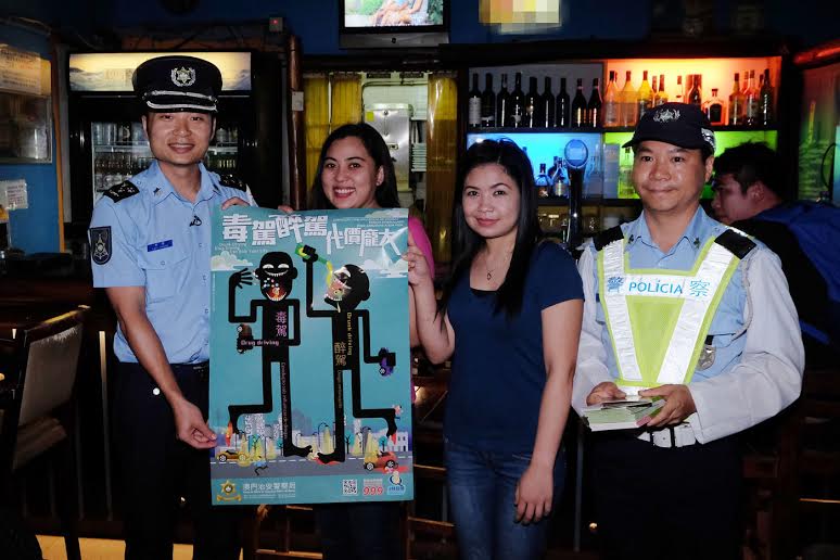 行動廳公共關係處林強警司在酒吧派發預防毒駕醉駕宣傳海報