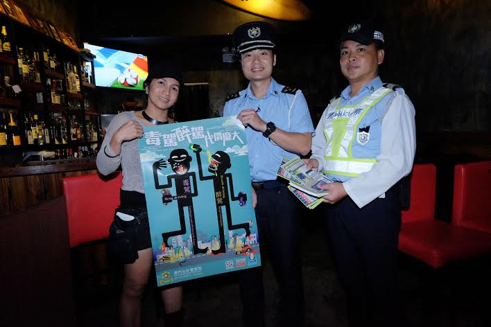 在酒吧派發預防毒駕醉駕宣傳海報