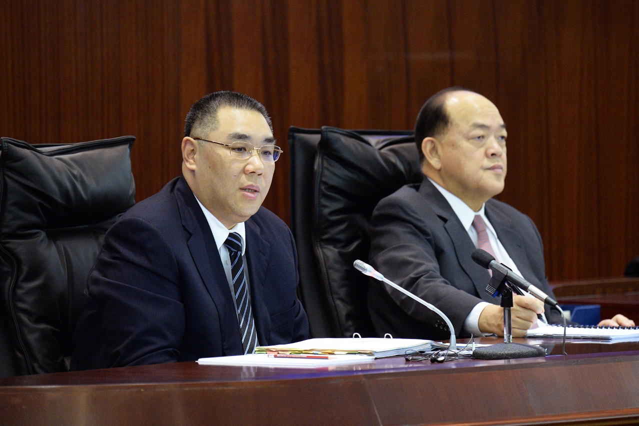 Chief Executive, Mr Chui Sai On, takes questions from legislators regarding the Policy Address for the Fiscal Year 2016 at a plenary session of the Legislative Assembly.