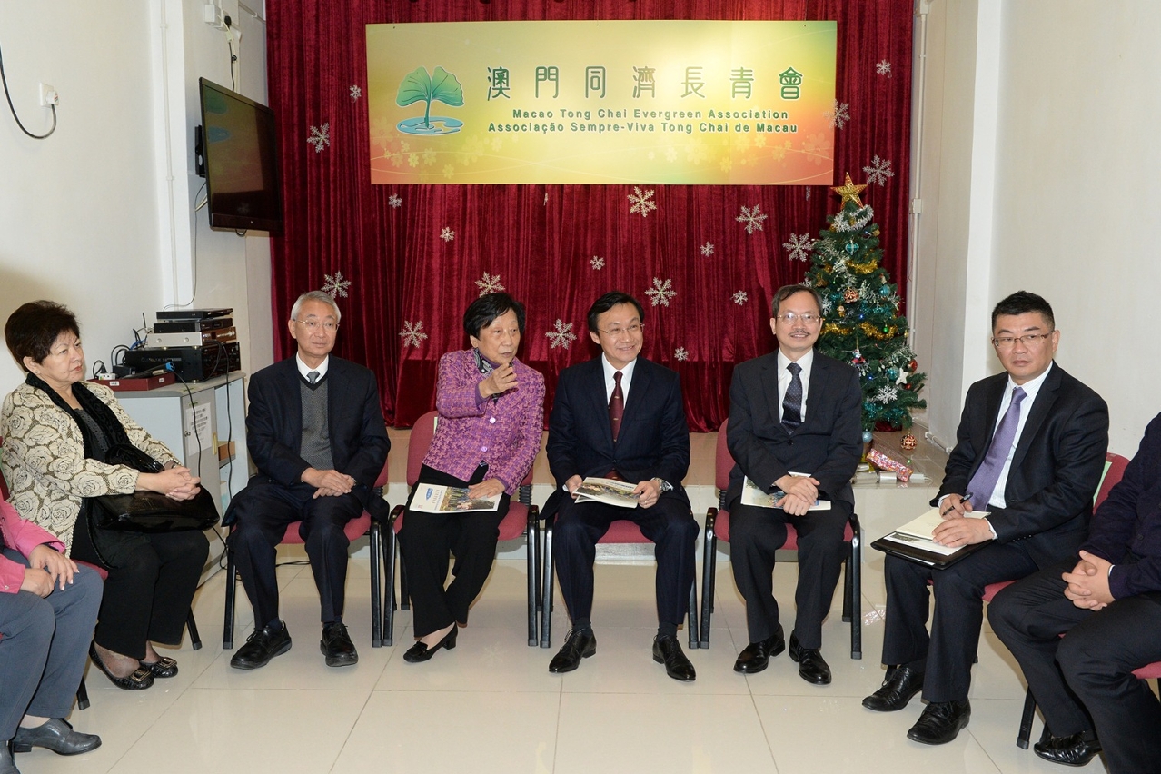 O Secretário para os Assuntos Sociais e Cultura, Doutor Alexis Tam, ouve a apresentação da Presidente da Associação de Beneficência Tong Chai de Macau, Susana Chou.