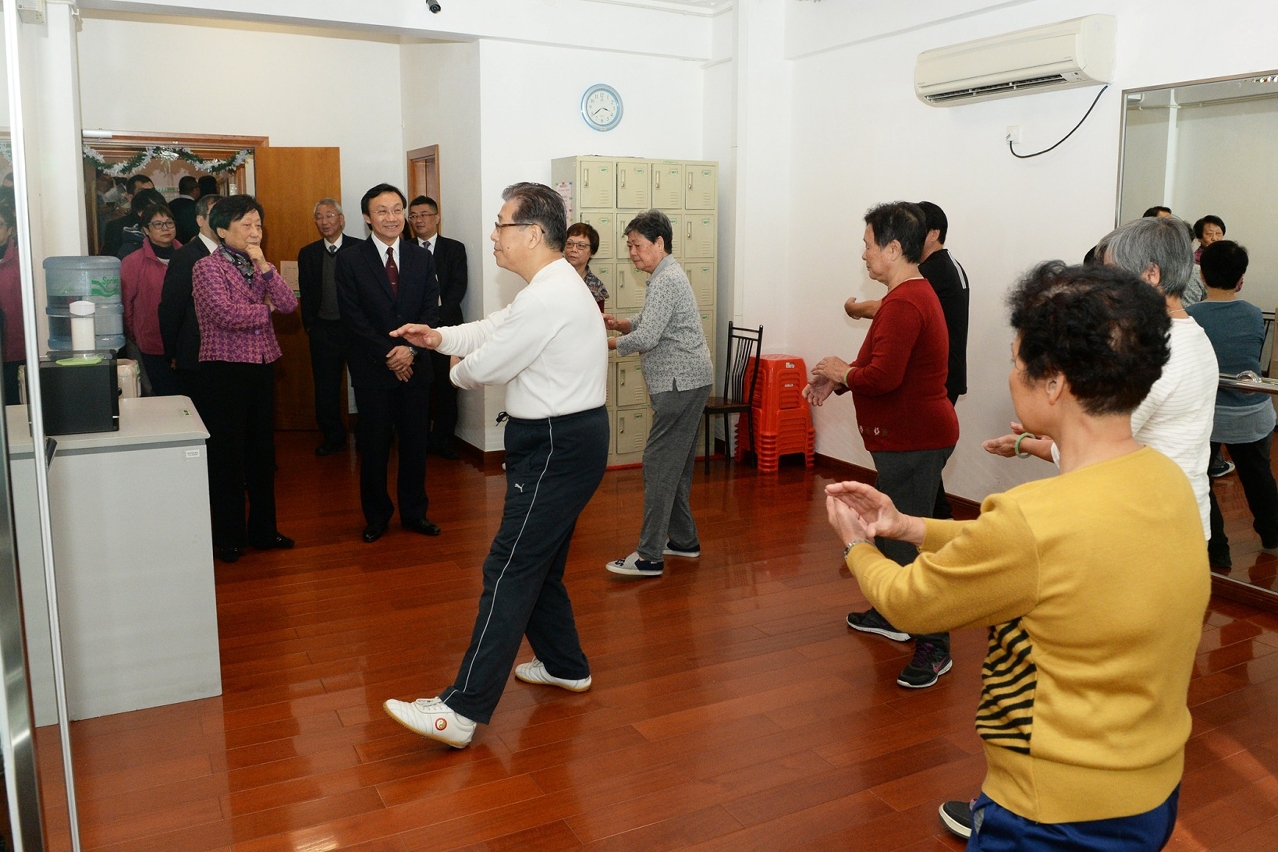 O Doutor Alexis Tam observa os idosos que estão a aprender e a praticar Tai Chi.