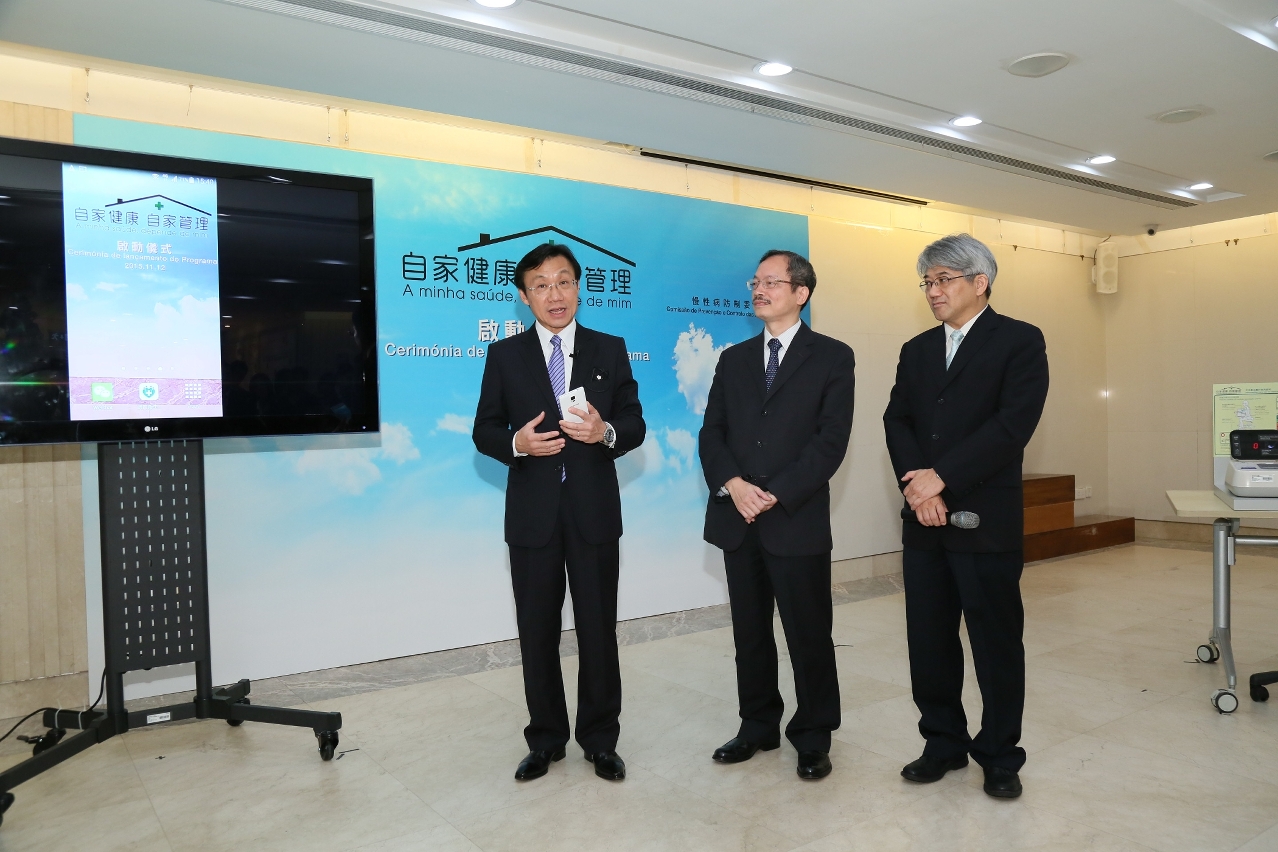 譚俊榮司長向與會者親身演示手機應用程式的新項目