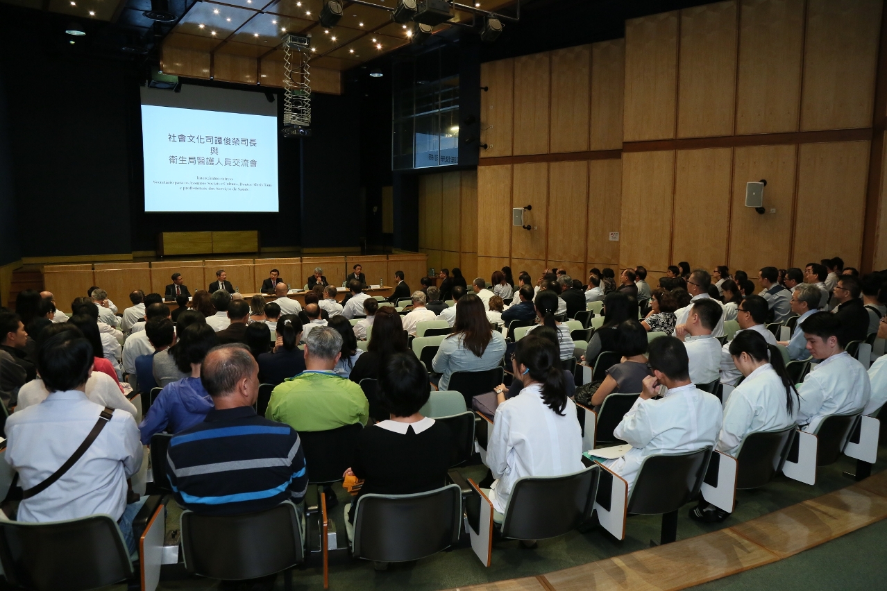 譚俊榮司長與衛生局醫護人員交流對話