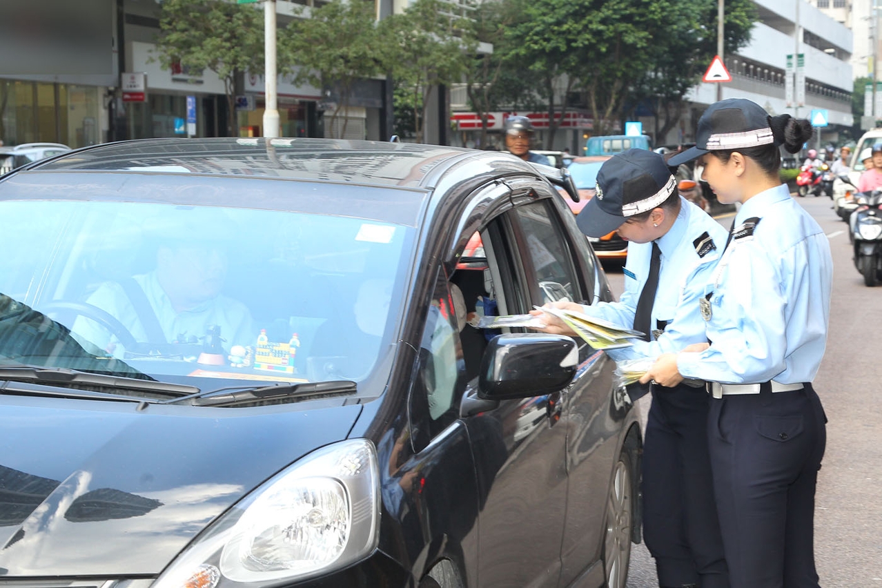 警員向駕駛者派發宣傳單張