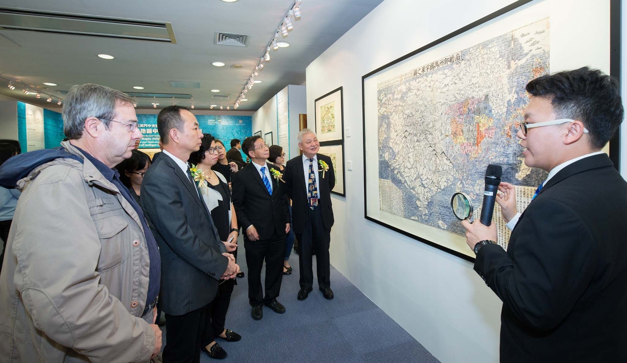 The representative of the Macau University of Science and Technology presents the old maps to guests.