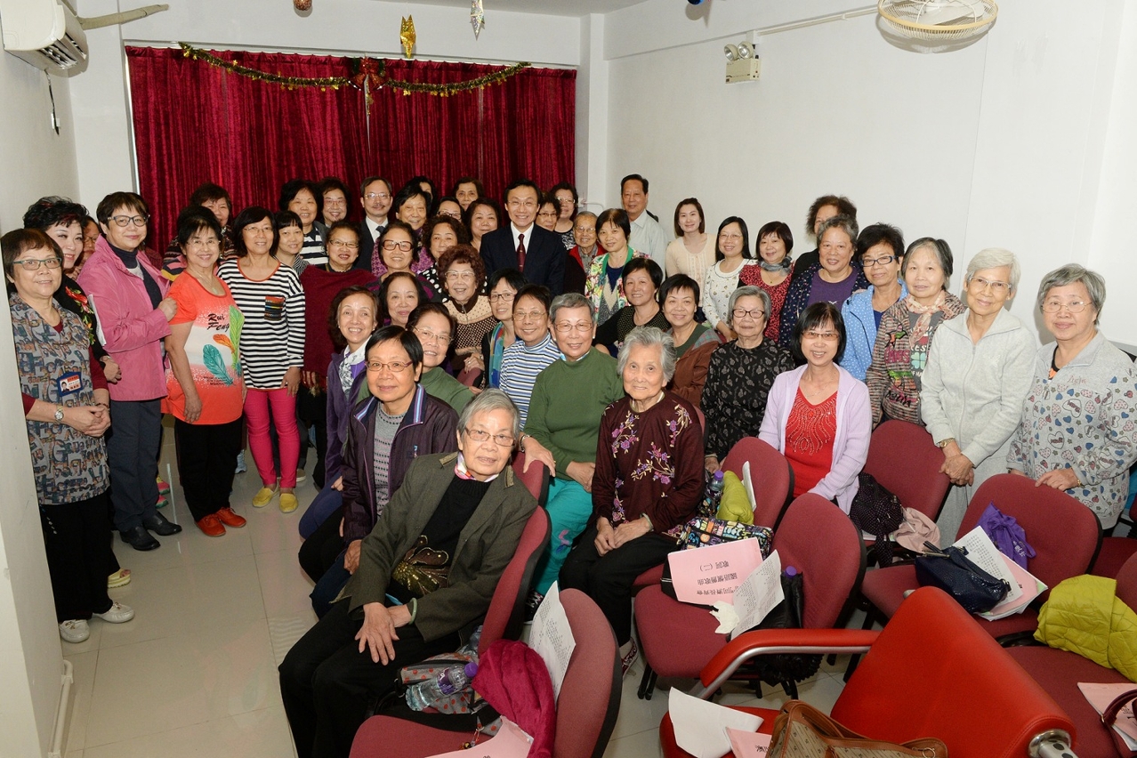 Os idosos do Curso de Canto com o Doutor Alexis Tam.