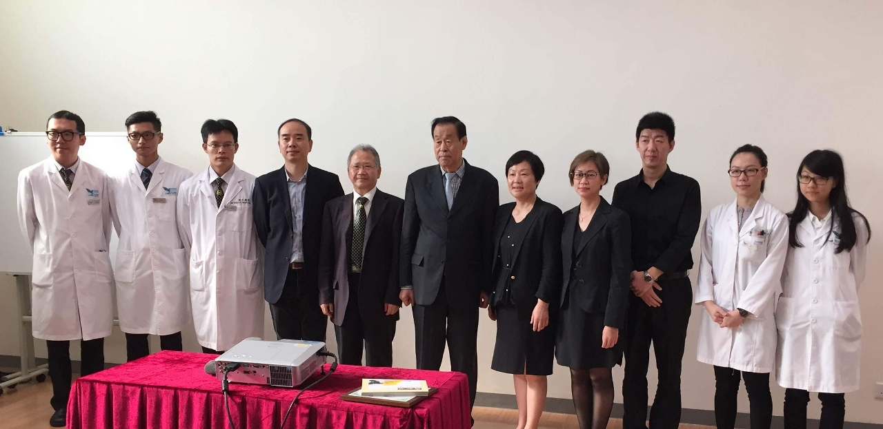 Foto de recordação -  Dr. Shi Xuemin e a equipa do Hospital da Universidade de Ciência e Tecnologia.