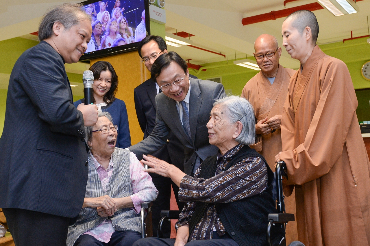 譚俊榮司長探訪長者及青少年服務中心