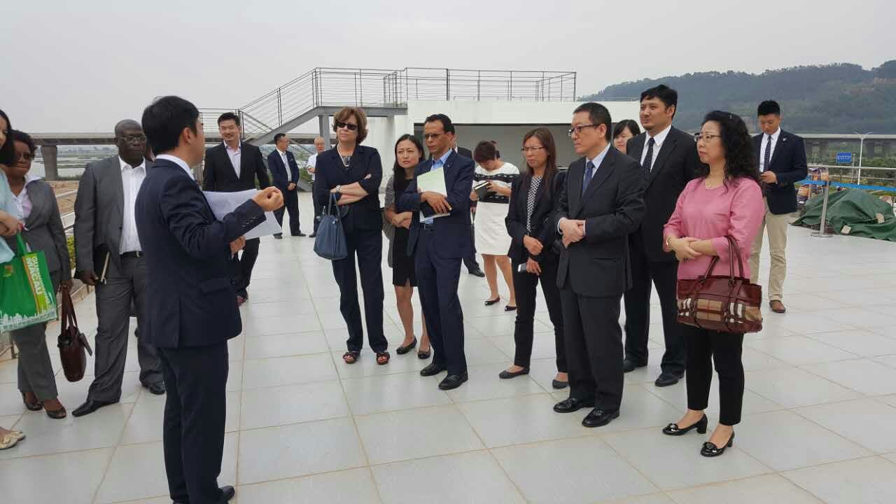 Fotografia de grupo entre a Delegação do Secretariado Permanente do Fórum de Macau e os representantes do Parque Científico e Industrial de Medicina Tradicional Chinesa