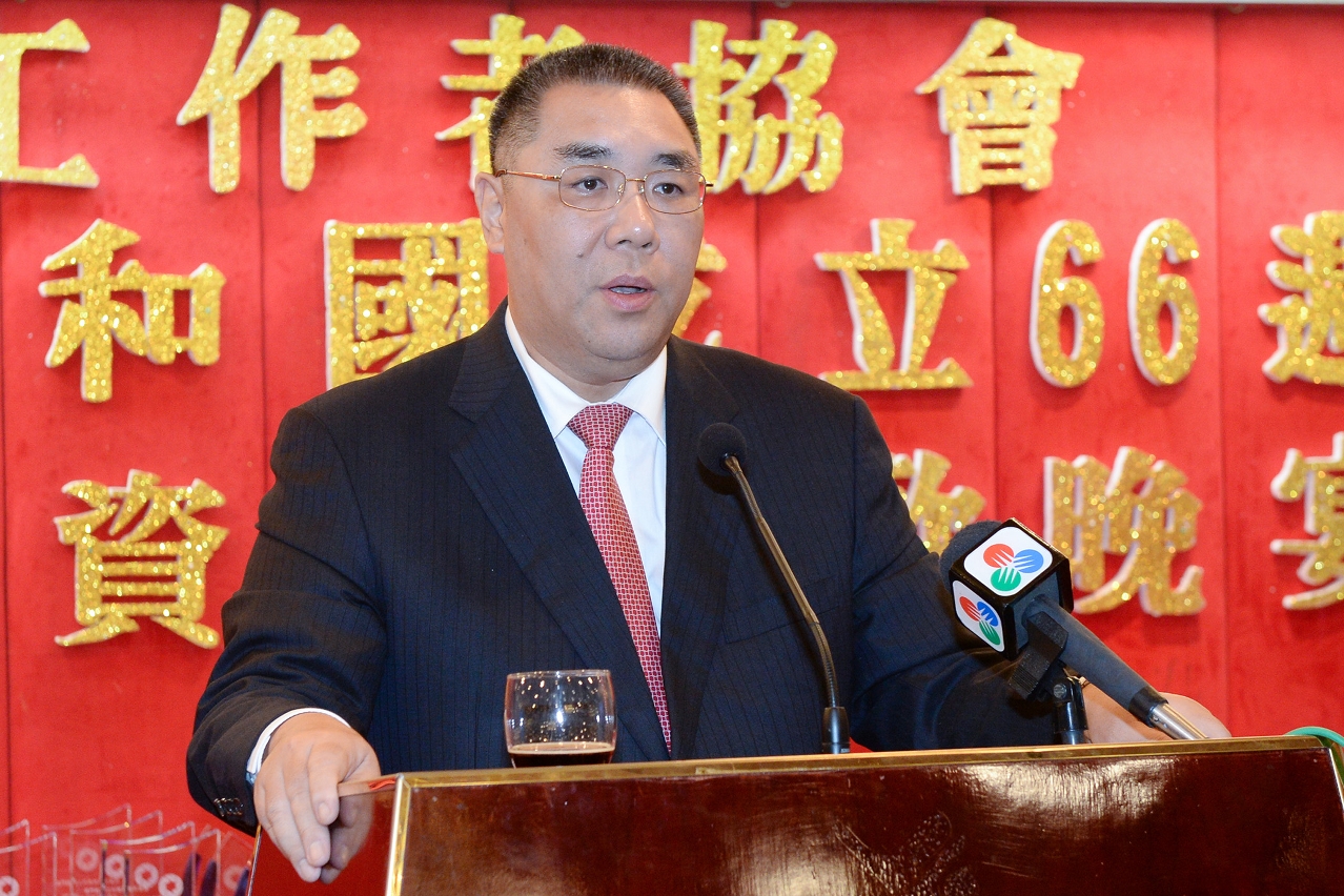 Chefe do Executivo, Chui Sai On, discursa no jantar comemorativo do Dia Nacional da China e à entrega de prémios de antiguidade aos sócios, organizado pela Associação dos Trabalhadores da Comunicação Social de Macau.