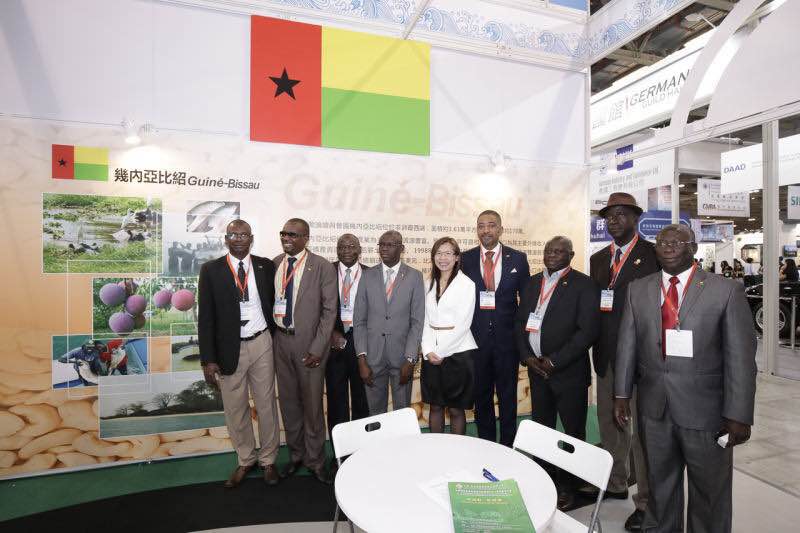 Os convidados a visitar o stand da Guiné-Bissau