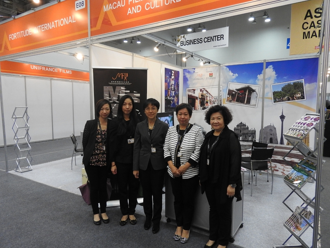 DST com a Associação de Cultura e Produções de Filmes e Televisão de Macau em frente ao stand da associação