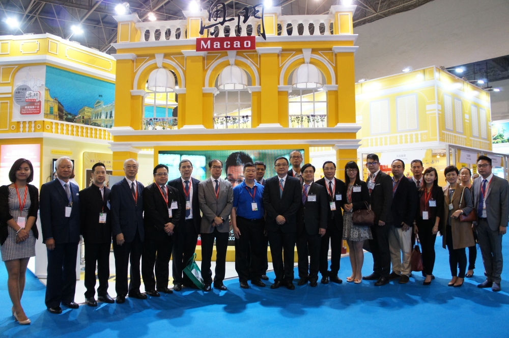 Fotografia de Grupo entre o Presidente do IPIM, Dr. Jackson Chang, Presidente do CCPIT-Delegação de Dongguan, Dr. Li Wenfeng e a Delegação Empresarial de Macau em frente do Pavilhão de Macau