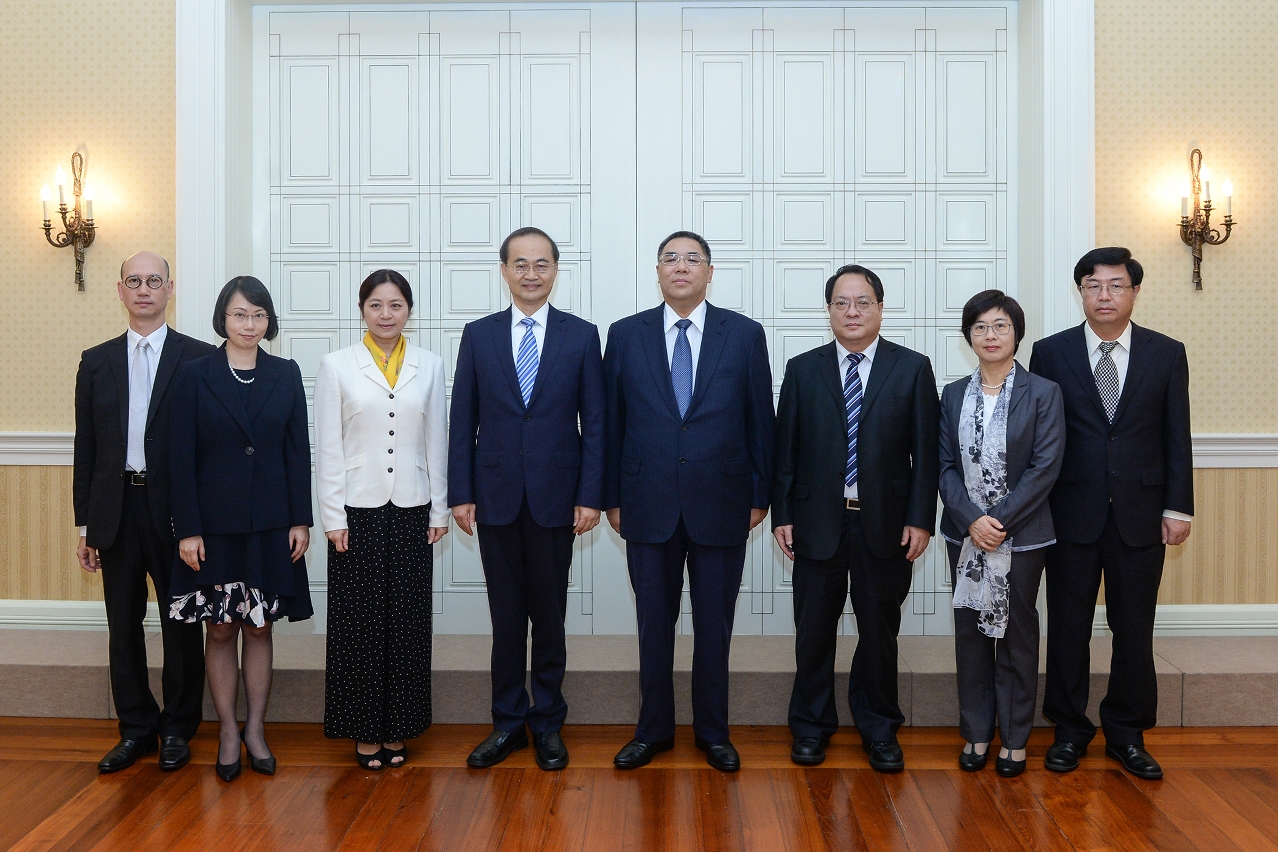 行政長官崔世安與外交部駐澳新任特派員葉大波（左四）會面及合影