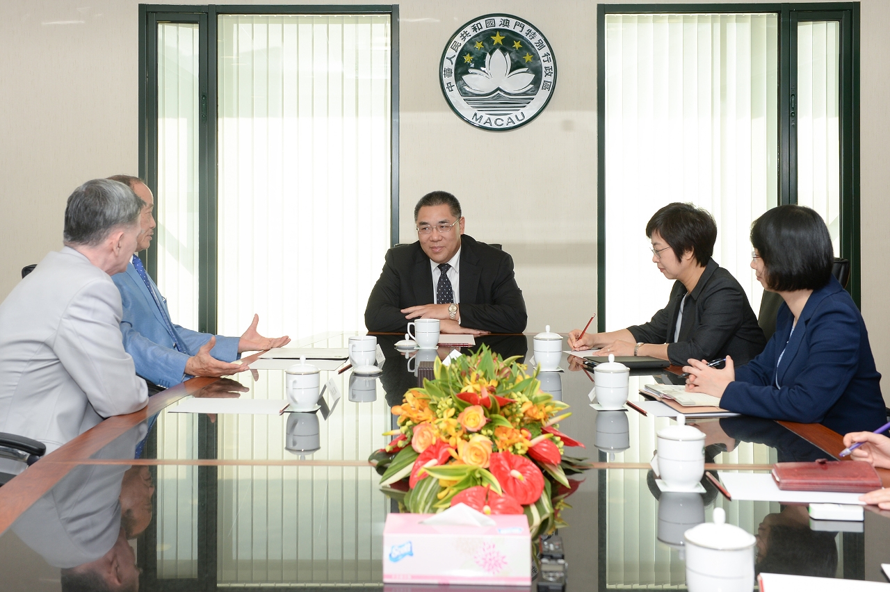Chefe do Executivo, Chui Sai On, recebe representantes da Associação dos Aposentados, Reformados e Pensionistas de Macau