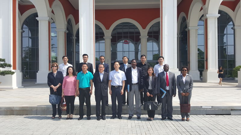 Fotografia de grupo entre a Delegação do Secretariado Permanente do Fórum de Macau, o Vice-Governador do Município, Dr. Yang Wenlong, e dirigentes de Zhongshan