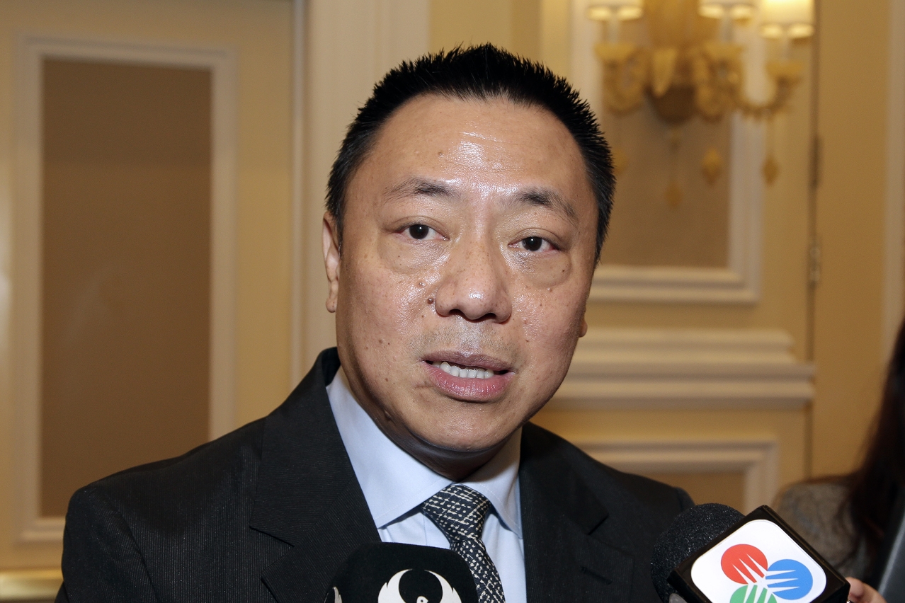 Secretary for Economy and Finance, Mr Leong Vai Tac, meets the pess.