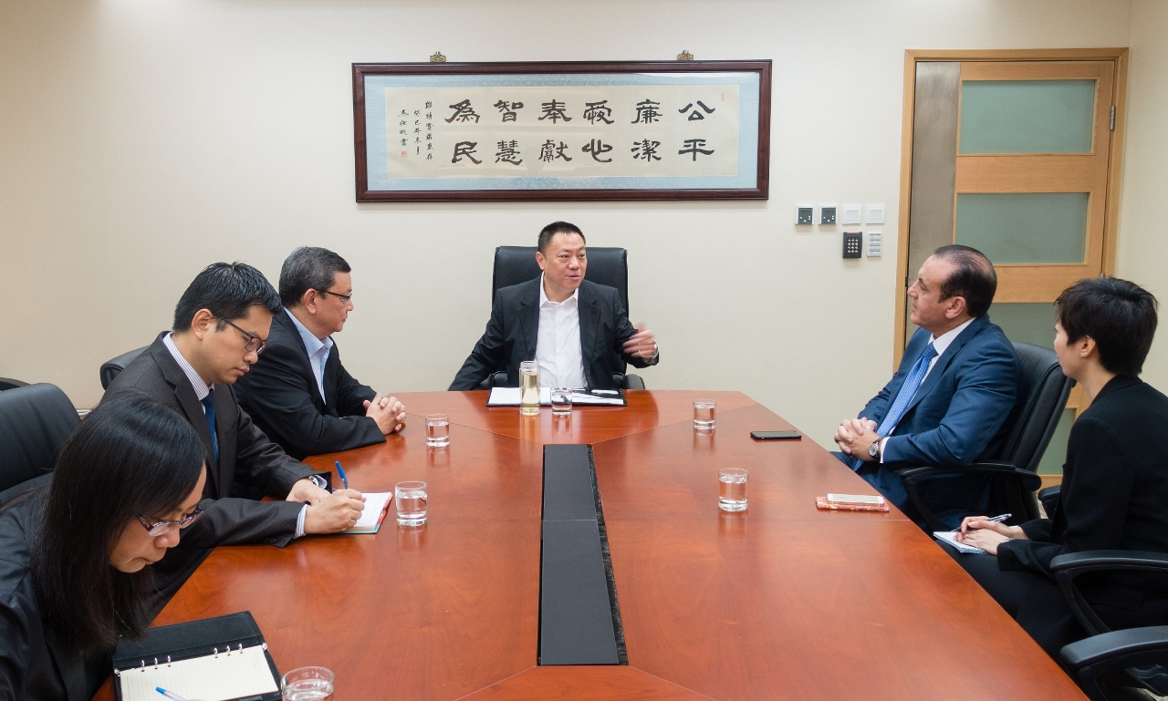 Secretary for Economy and Finance, Mr Leong Vai Tac, meets with representatives of the relevant gaming operator .