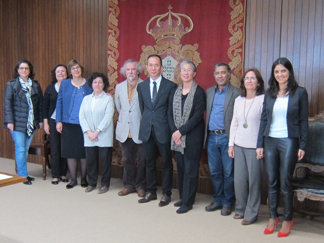 Fotografia dos participantes na cerimónia da formalização do Memorando de Entendimento, Ung Vai Meng (quinto à direita) e Dr. Silvestre Lacerda (sexto à direita)