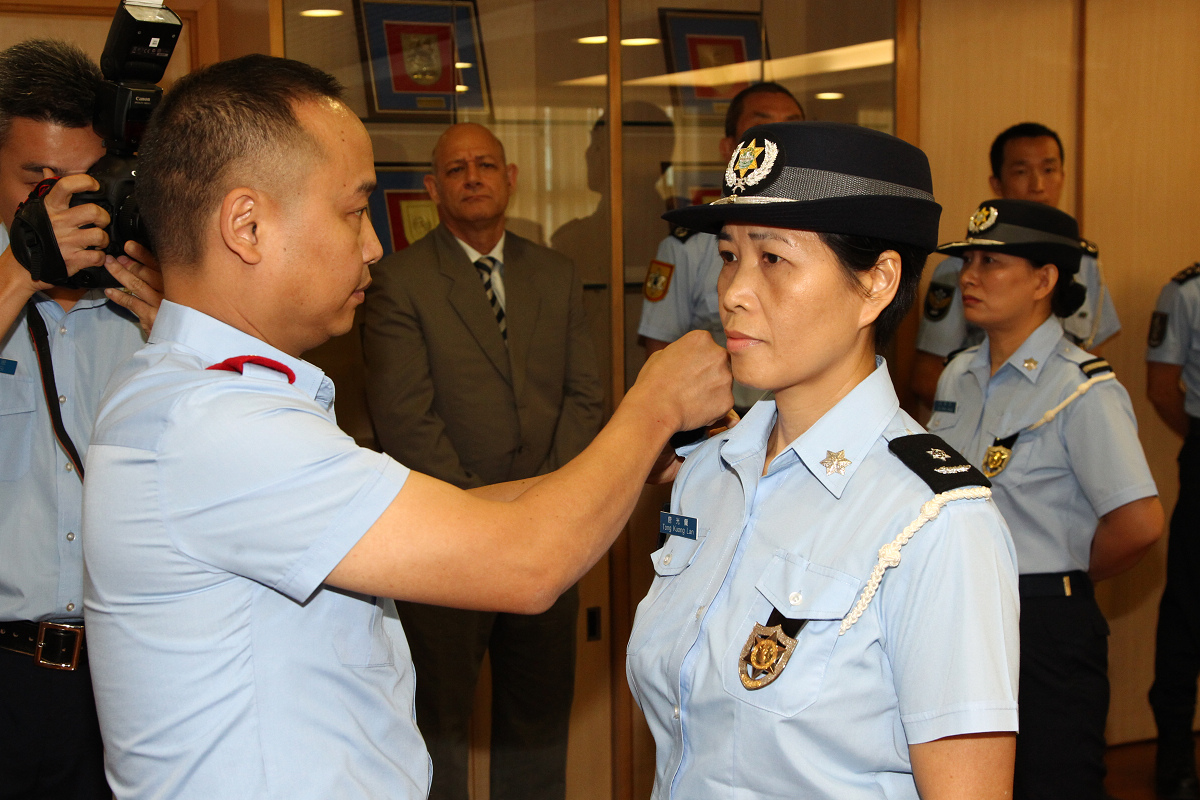 吳錦華副局長為新晉警長戴上肩章