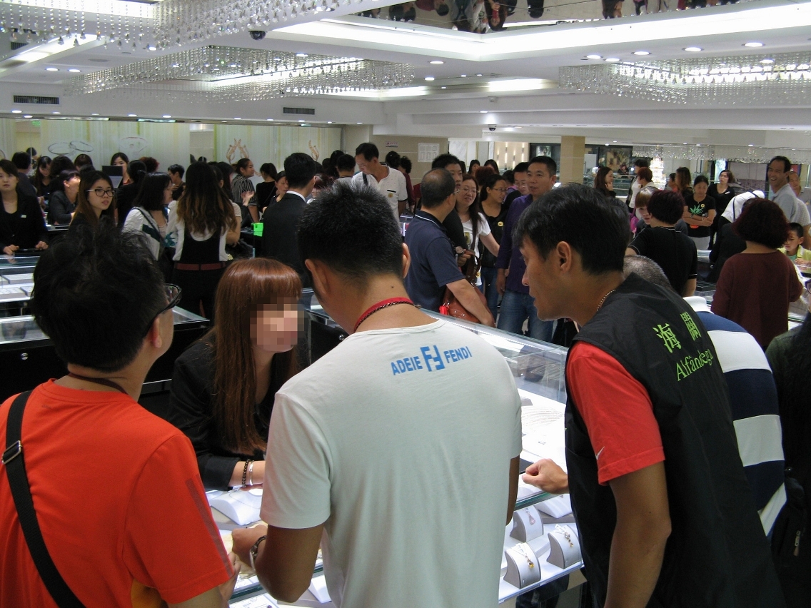 澳門海關及經濟局稽查人員在以旅客為消售對象的店舖採取聯合巡查行動