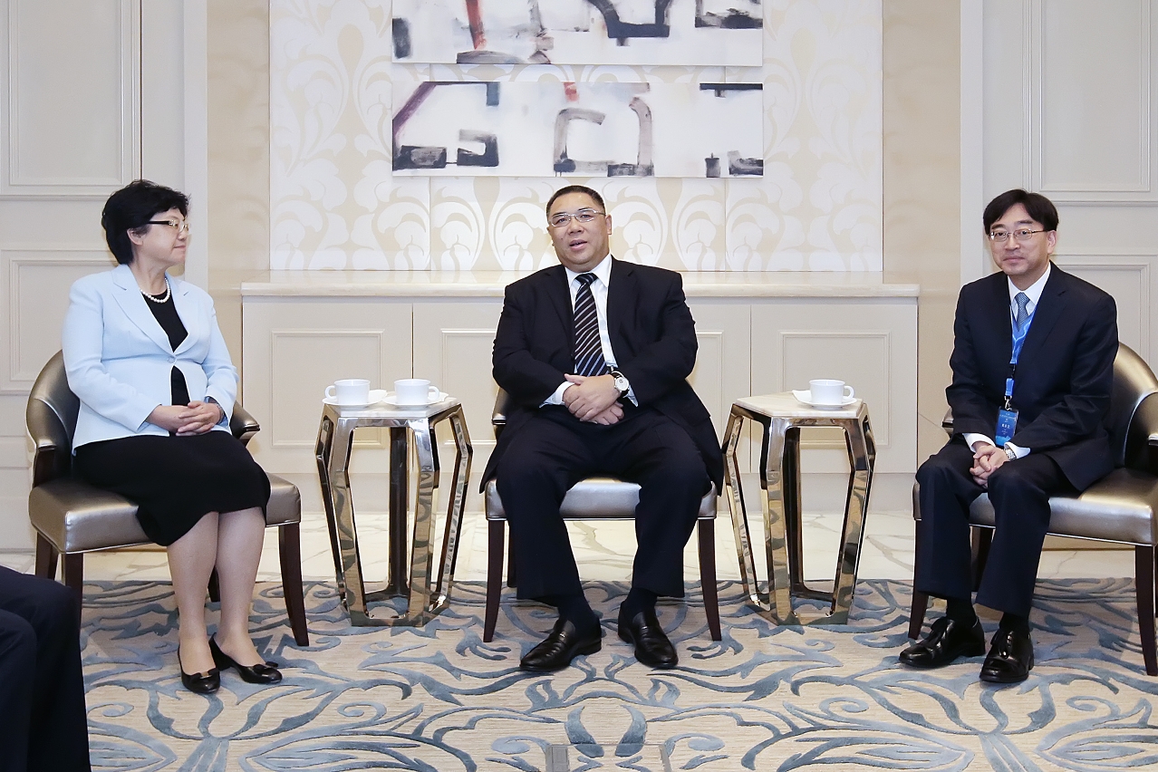 Encontro entre o Chefe do Executivo, Chui Sai On, e a ministra da Comissão Nacional de Planeamento Familiar e Saúde, Li Bin, e o director dos Serviços para a Alimentação e Saúde de Hong Kong, Ko Wing-man, em Macau.