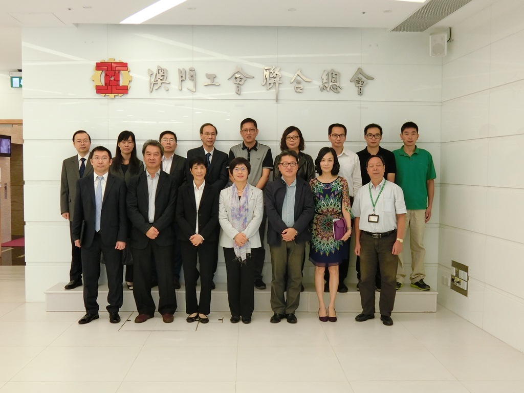 A Secretária Sónia Chan (no centro da primeira fila) encontra-se com os representantes da Federação das Associações dos Operários de Macau.