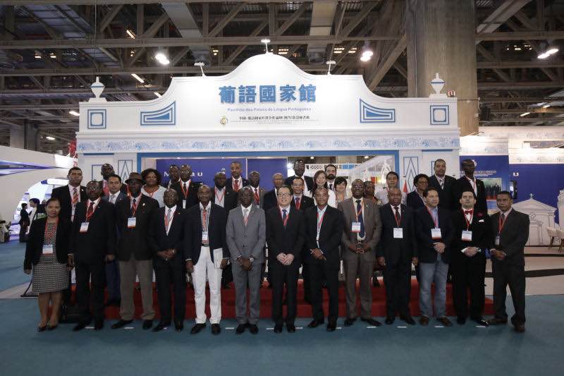 Fotografia de grupo dos enviados diplomáticos dos Países de Língua Portuguesa e a Delegação do Secretariado Permanente do Fórum de Macau em frente do Pavilhão dos Países de Língua Portuguesa