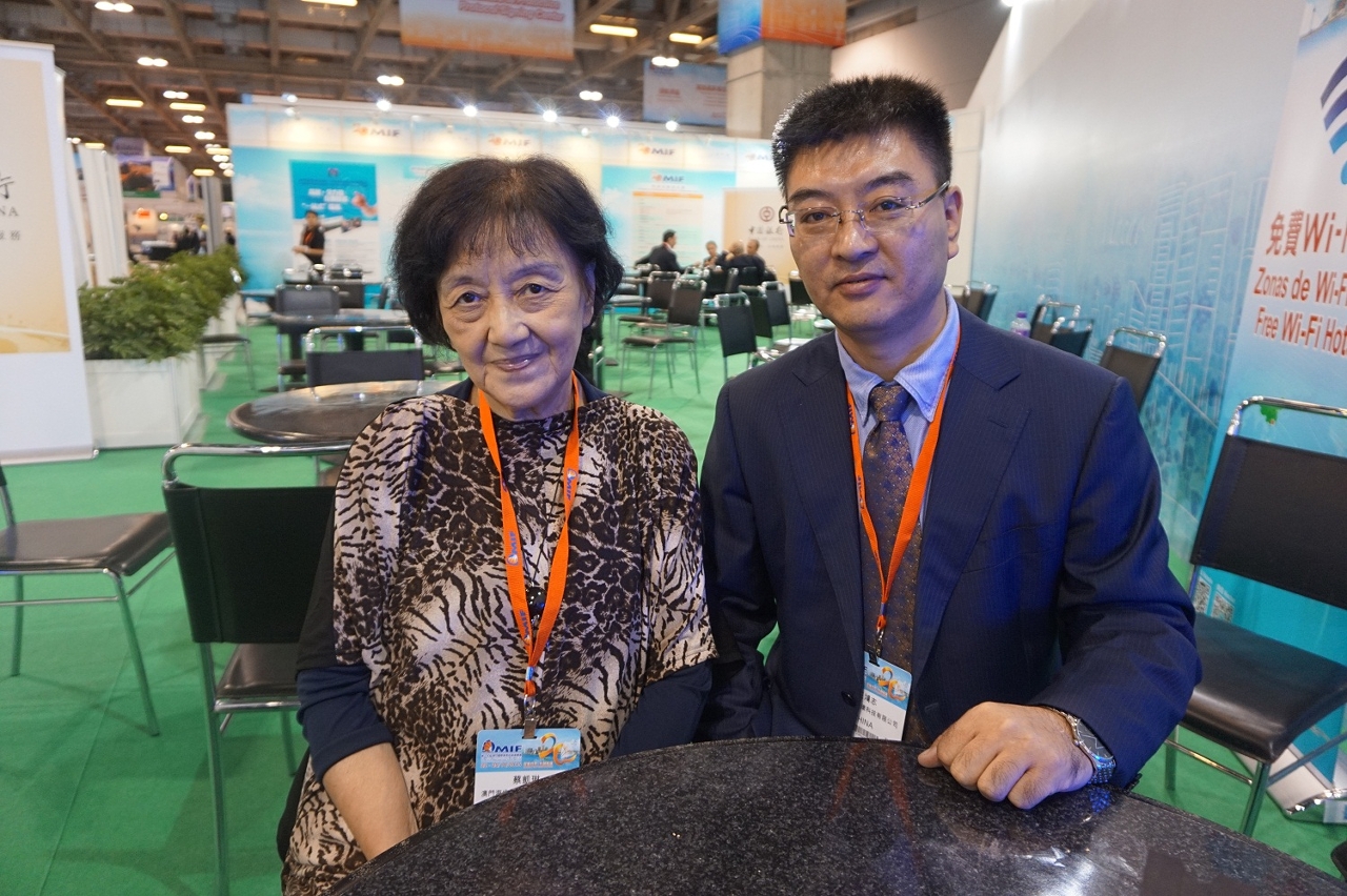 A Presidente da Hai Lan Pharmaceutical Factory Macao, Choi Hoi Lam (no locado esquerdo).