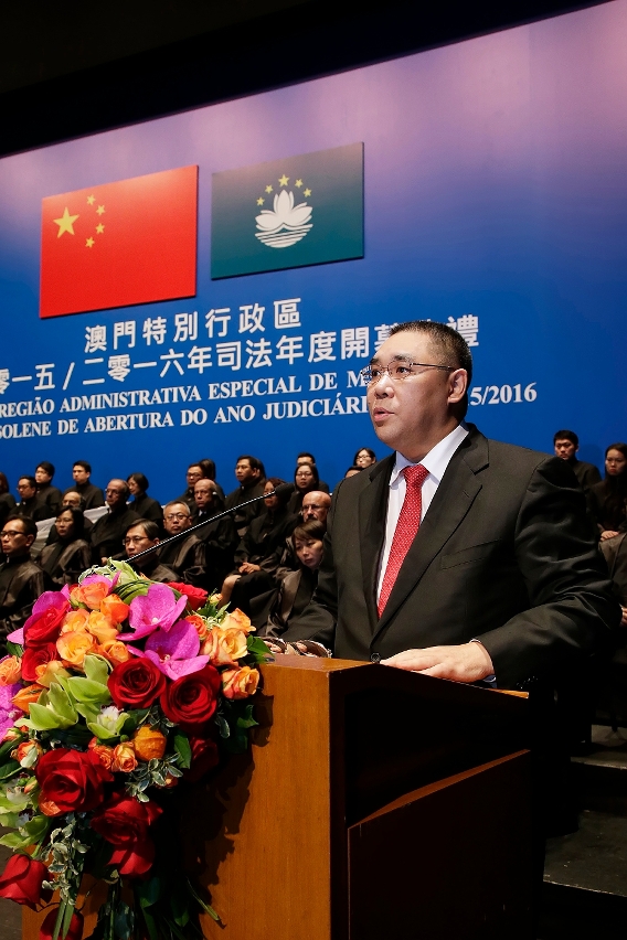 Chief Executive, Mr Chui Sai On, delivers a speech at the opening ceremony of 2015/2016 Judicial Year.