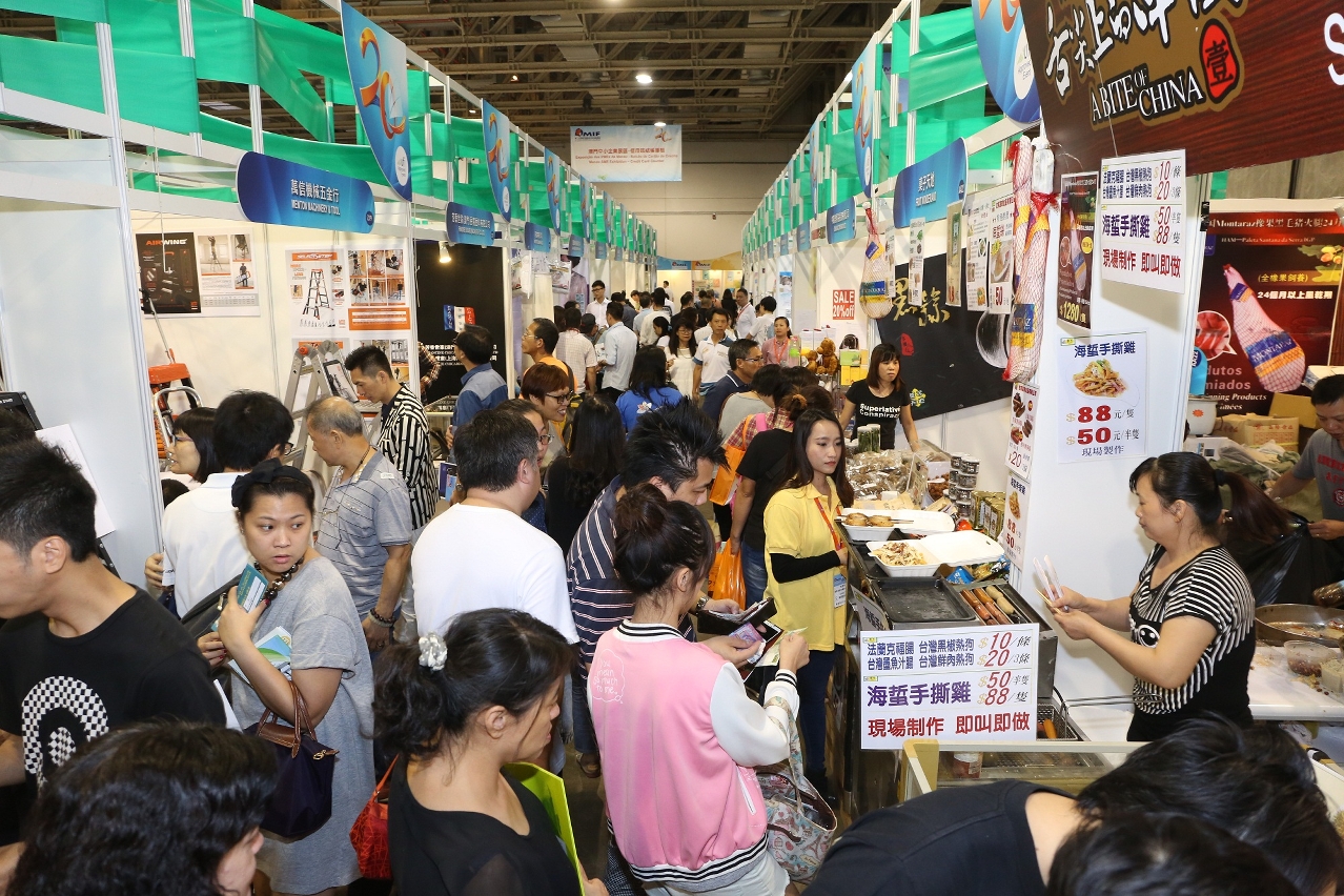 A great crowd at the retail zone of the MIF