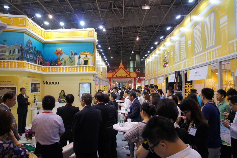 Durante a participação na “Exposição Marítima, o Presidente do IPIM, Dr. Jackson Chang efectuou uma apresentação sobre os “Três Centros”e o “Portal para a Cooperação Económica, Comercial e de Recursos Humanos entre a China e os Países de Língua Portuguesa”