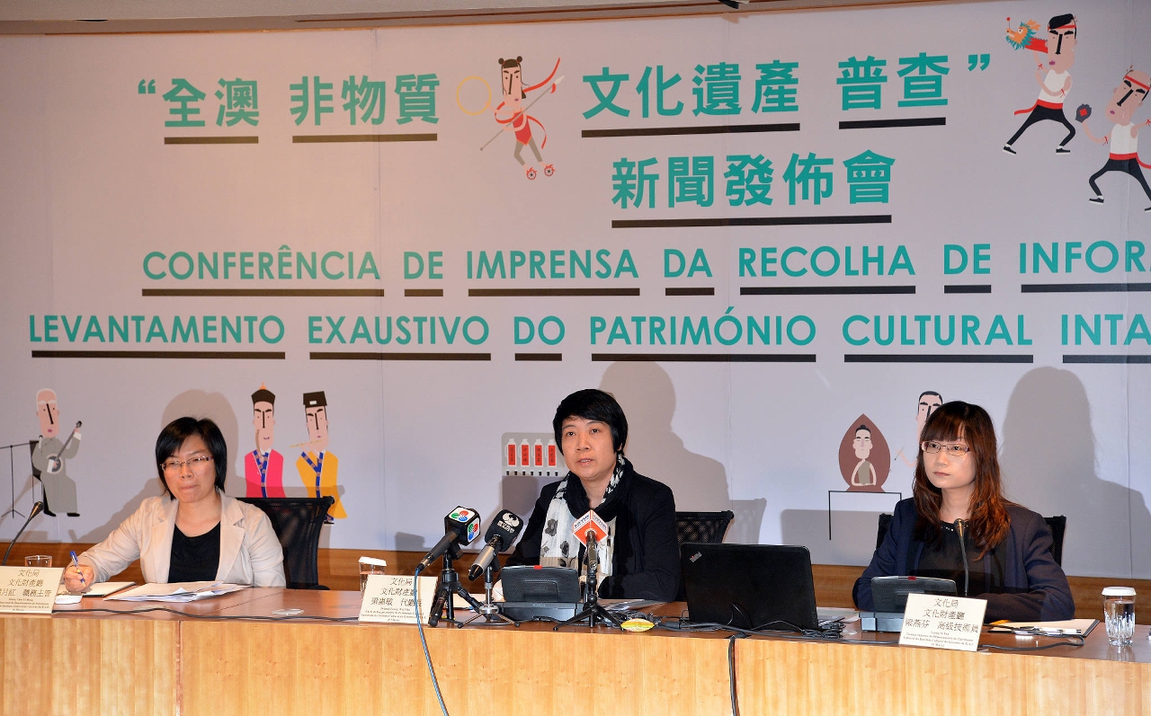 文化局文化財產廳代廳長梁惠敏(中)、職務主管趙月紅(左)，以及高級技術員梁燕芬(右)，介紹全澳非物質文化遺產普查資料徵集活動